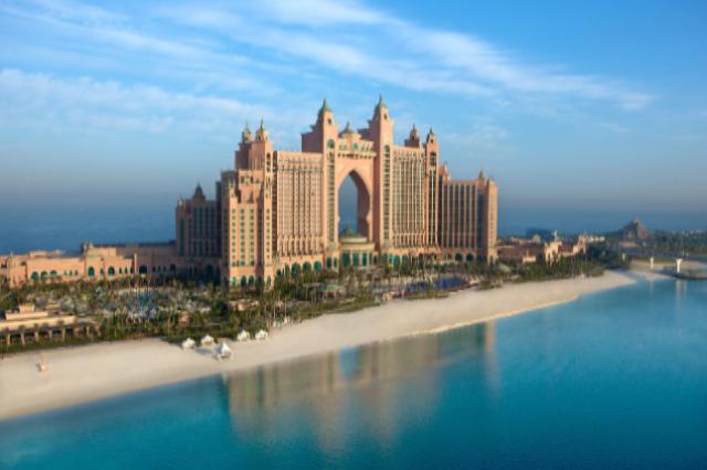 Легендарный курорт Дубая открывает рестораны после карантина