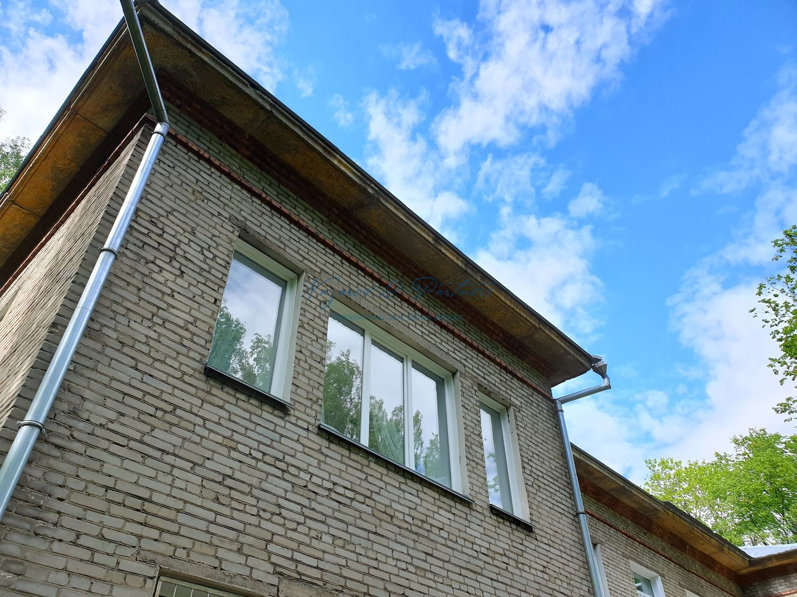Продажа части здания у Соснового бора в Калининском р-не Новосибирска под клинику, офис, детский центр.