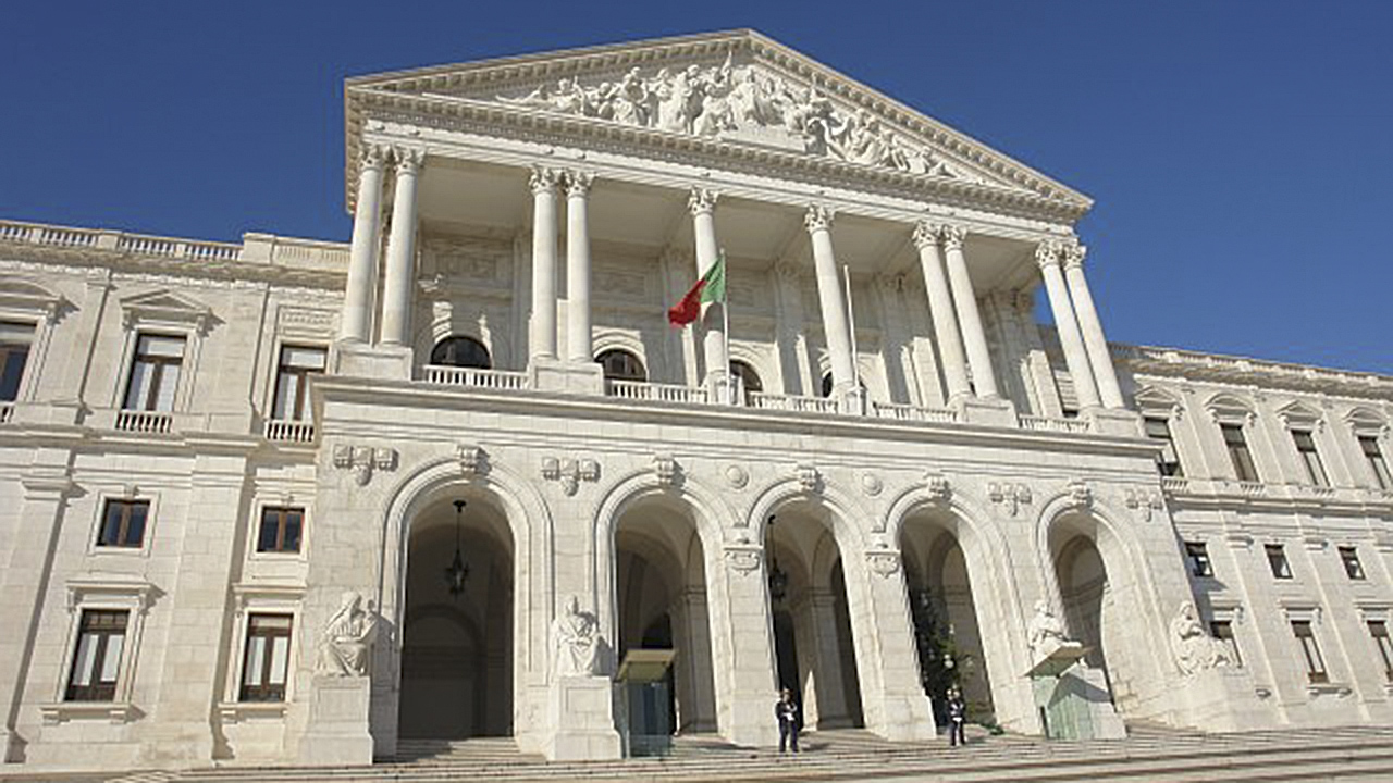 Парламент Португалии одобрил законопроект Mais Habitação, или "Больше жилья"